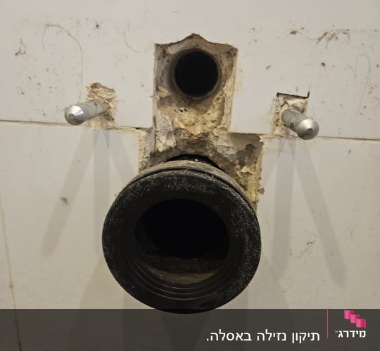 צינור מים בקיר עם חיבורים חשופים